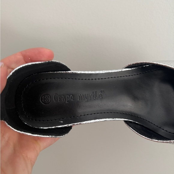 NWOB Silver Metallic Tabi-Inspired Mary Jane Heels - Picture 4 of 6